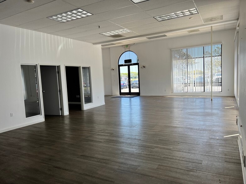 111-195 E Gonzales Rd, Oxnard, CA for lease - Building Photo - Image 3 of 21