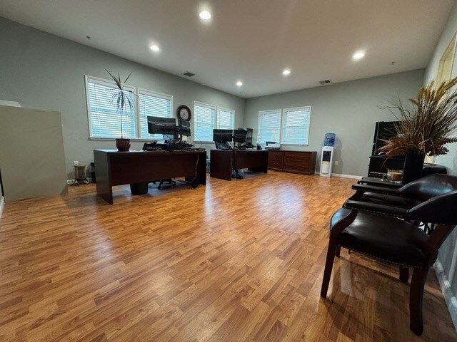 344 Division St, Pleasanton, CA à louer - Photo du bâtiment - Image 2 de 9