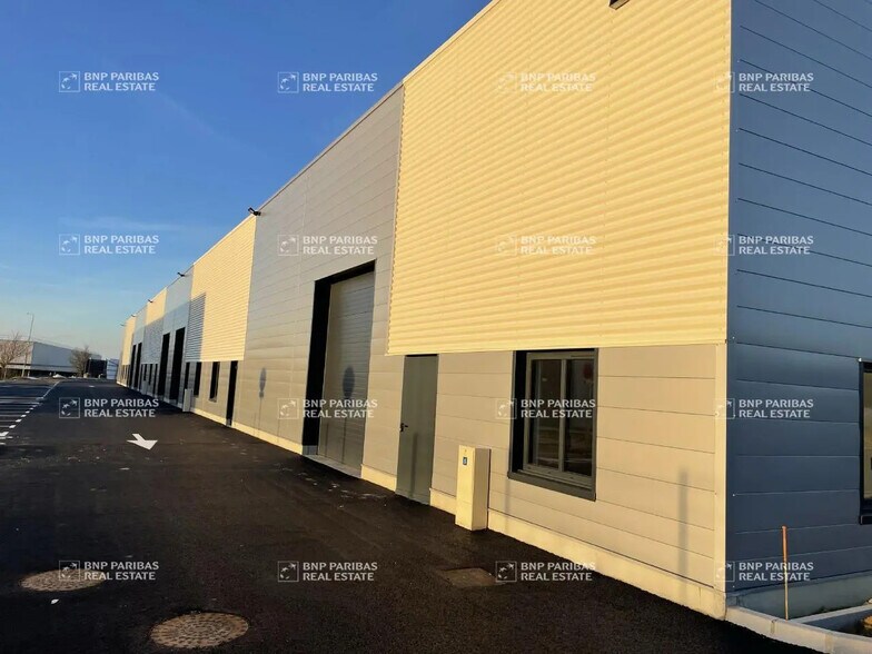 Bureau dans Flévy à louer - Photo du bâtiment - Image 1 de 12