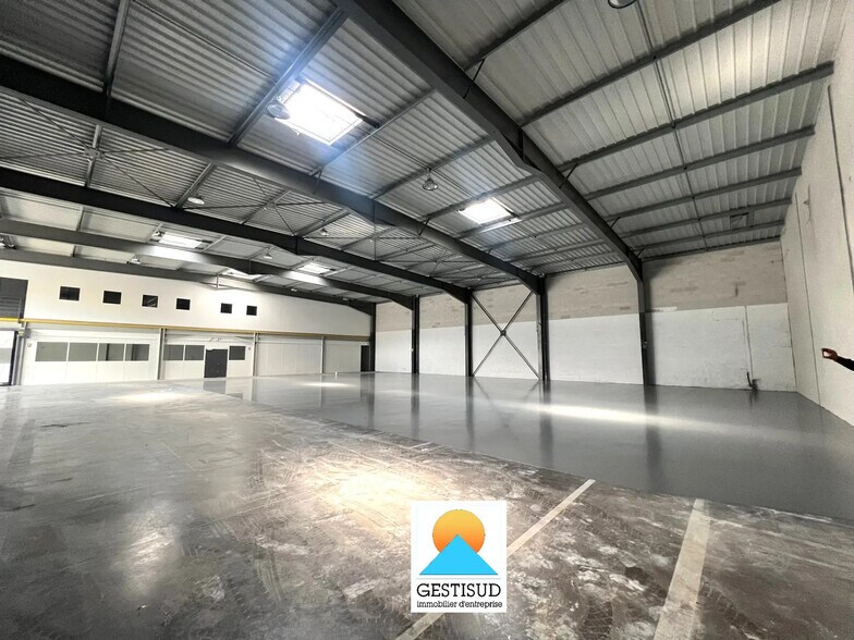 Flex in Aubagne for lease - Interior Photo - Image 2 of 5