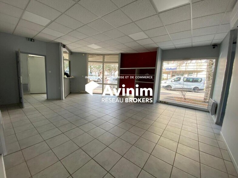 Retail in Fontaine for lease - Interior Photo - Image 2 of 9