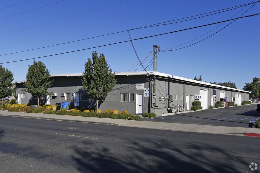 181-187 Mayhew Way, Pleasant Hill, CA à louer - Photo principale - Image 1 de 3