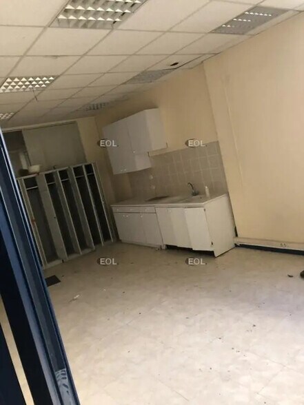 Flex in Saint-Thibault-des-Vignes for lease - Interior Photo - Image 3 of 7