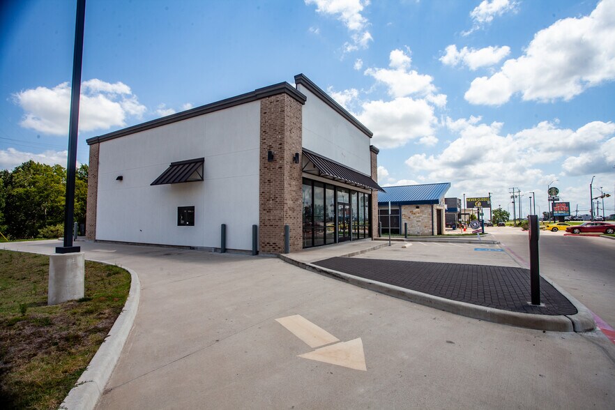 2241 E Austin St, Giddings, TX à vendre - Photo du bâtiment - Image 3 de 5