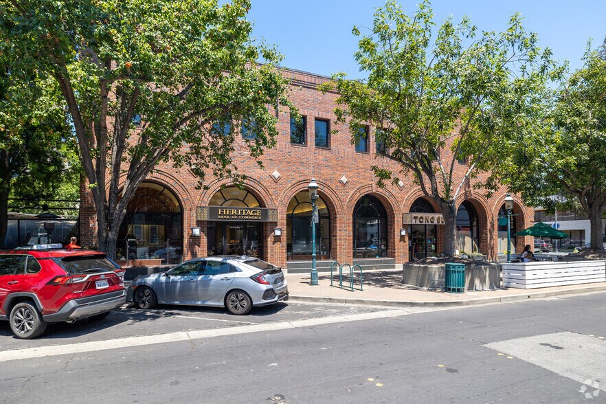 2400 Broadway, Redwood City, CA à vendre - Photo du bâtiment - Image 3 de 7