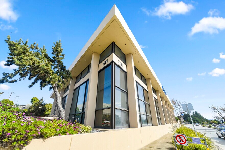 2201 Junipero Serra Blvd, Daly City, CA à louer - Photo du bâtiment - Image 2 de 10