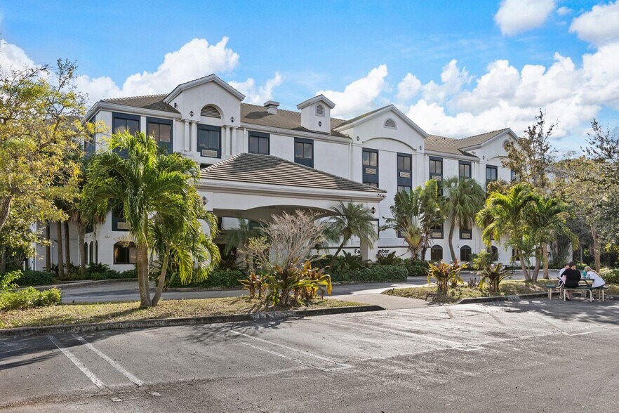 7051 Seacrest Blvd, Lantana, FL à vendre - Photo du bâtiment - Image 3 de 44