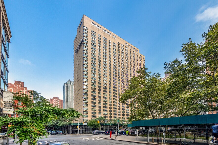 340 E 93rd St, New York, NY for lease - Building Photo - Image 2 of 7