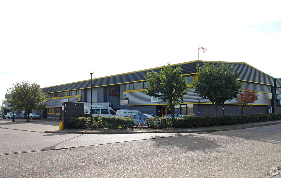 Barlow Way, Rainham for lease - Primary Photo - Image 1 of 5