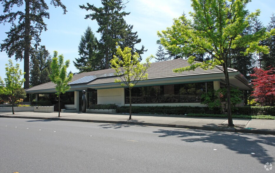 10811 Main St, Bellevue, WA for lease - Building Photo - Image 2 of 2
