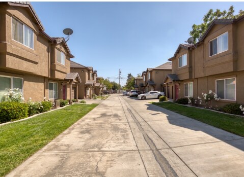 556 Vermont Ave, Turlock, CA à vendre - Photo du bâtiment - Image 2 de 5