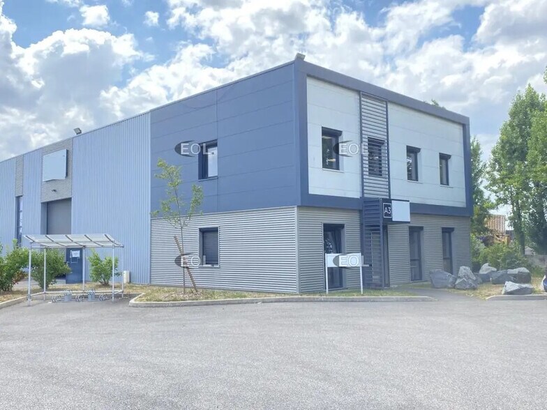 Flex dans Saint-Priest à louer - Photo du bâtiment - Image 1 de 16