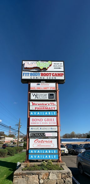 250 Westport Ave, Norwalk, CT à louer - Photo du bâtiment - Image 3 de 7