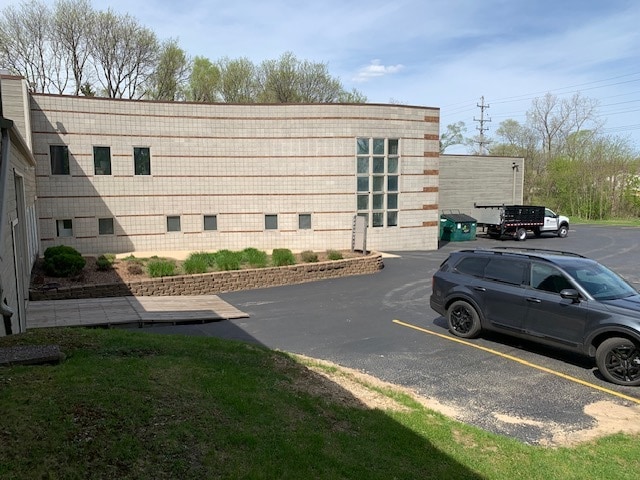 12425 Knoll Rd, Elm Grove, WI à louer - Photo du bâtiment - Image 2 de 17