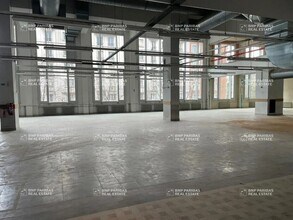 Flex in Paris for lease Interior Photo- Image 1 of 6