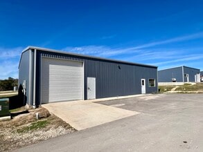 150 Russell Ln, Dripping Springs, TX à louer Photo du bâtiment- Image 1 de 4