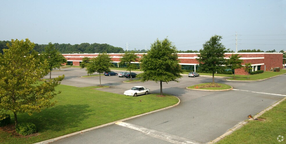 2696 Reliance Dr, Virginia Beach, VA à louer - Photo du bâtiment - Image 2 de 3