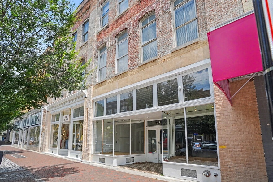 318 W Broughton St, Savannah, GA à louer - Photo du bâtiment - Image 2 de 20