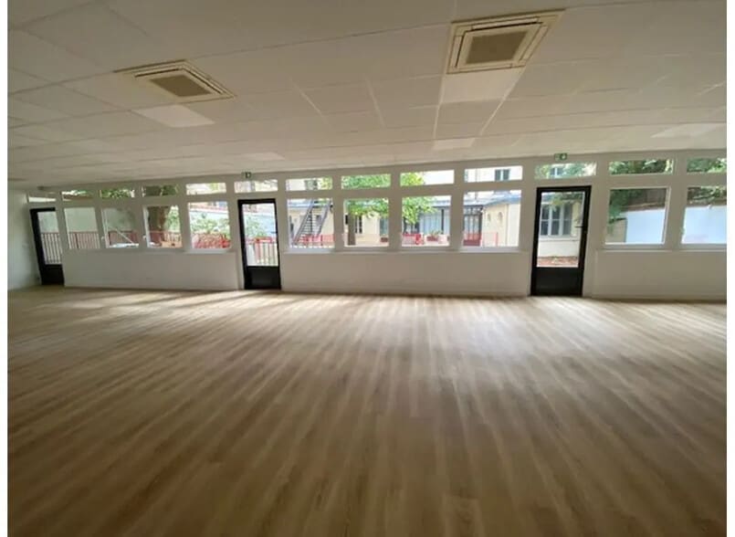 Office in Versailles for lease - Building Photo - Image 1 of 8