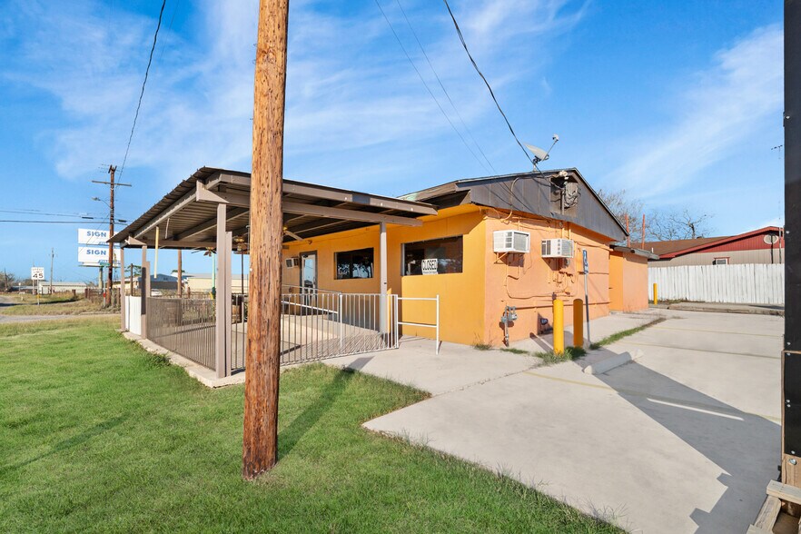 1710 Second St, Pleasanton, TX à vendre - Photo du bâtiment - Image 3 de 42