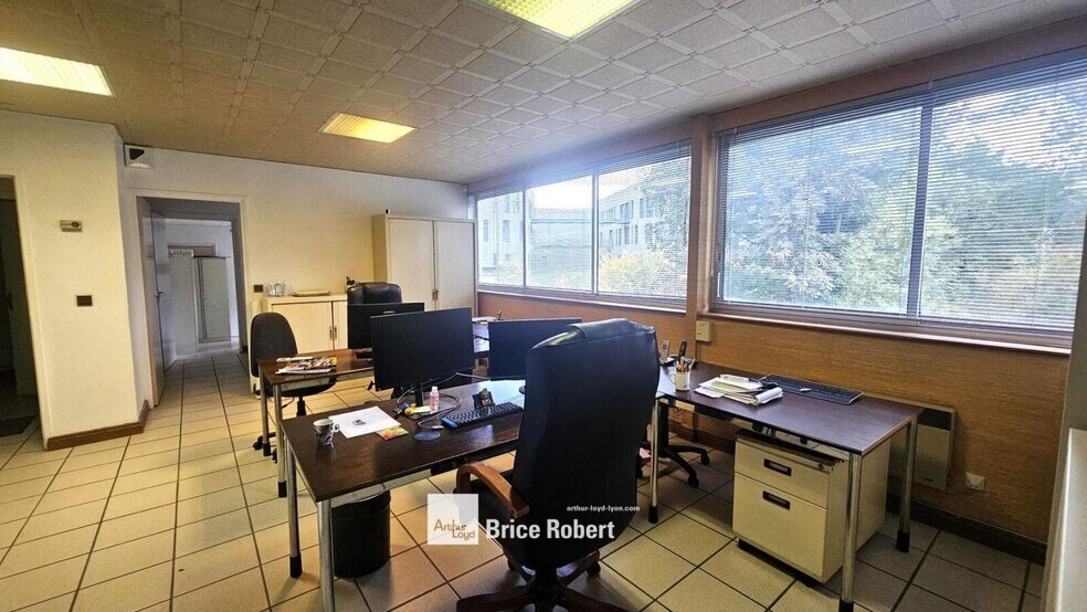 24 Rue Des Aulnes, Limonest for lease - Interior Photo - Image 3 of 10