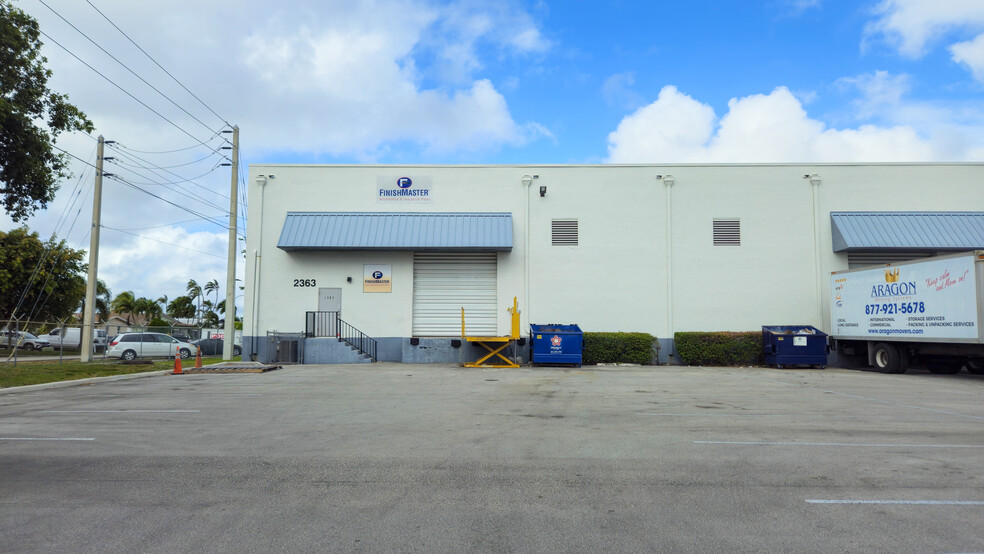 2349-2363 Stirling Rd, Fort Lauderdale, FL for lease - Building Photo - Image 1 of 2