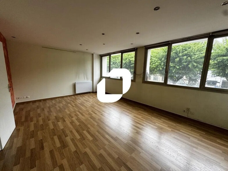 30 Cours Becquart Castelbon, Voiron for lease - Interior Photo - Image 2 of 12