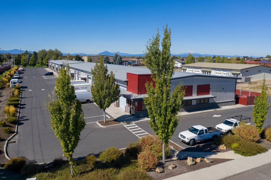 675 NE Hemlock Ave, Redmond, OR à louer - Photo du bâtiment - Image 2 de 9