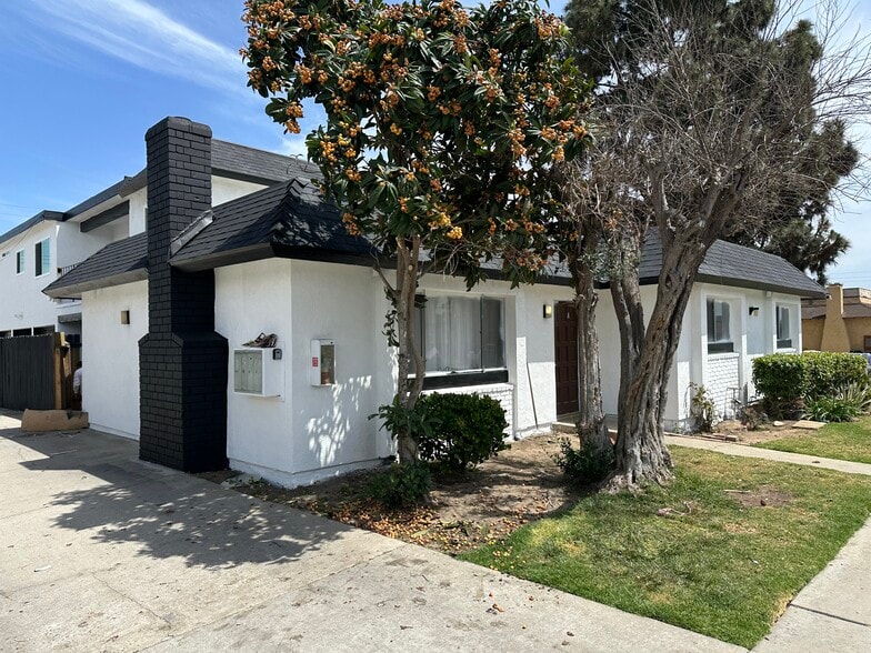 17412 Dairyview Cir, Huntington Beach, CA for sale - Building Photo - Image 3 of 13