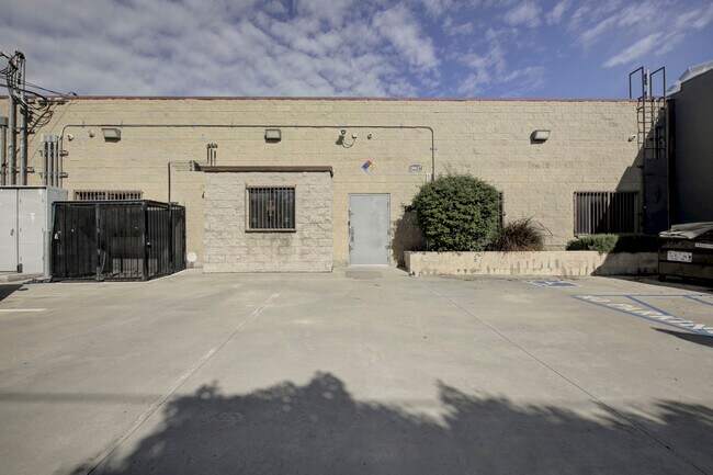 More details for 18417 Bryant St, Northridge, CA - Industrial for Sale