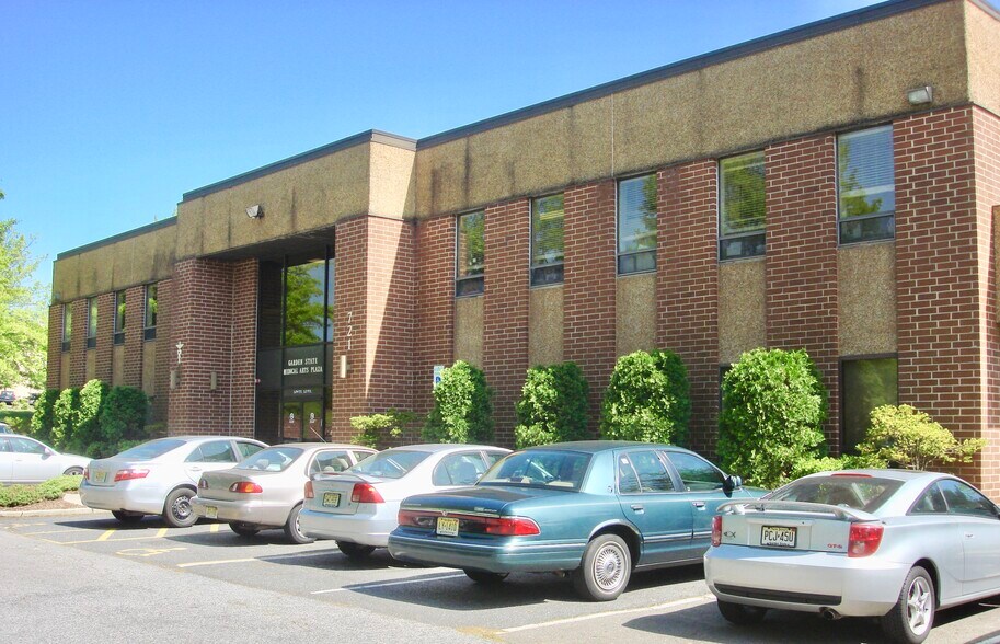 721 N Beers St, Holmdel, NJ à vendre - Photo du bâtiment - Image 2 de 4