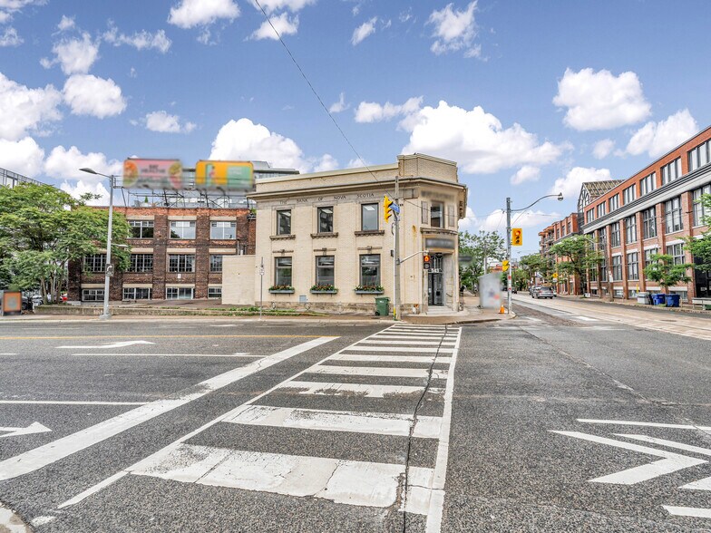 541 Queen St E, Toronto, ON à louer - Photo du bâtiment - Image 2 de 37