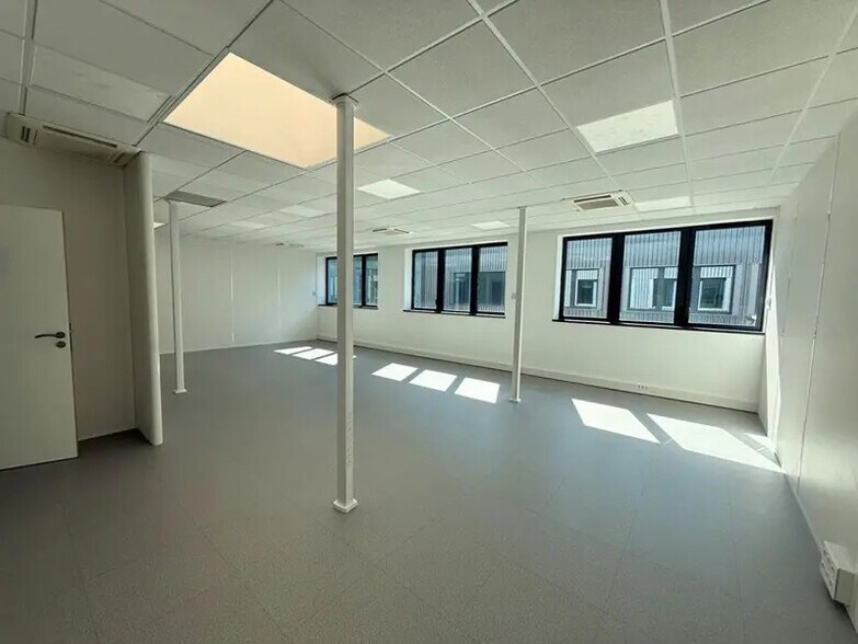 Bureau dans Besançon à louer - Photo du bâtiment - Image 1 de 6