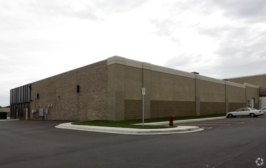 29504 7 Mile Rd, Livonia, MI à vendre - Photo du bâtiment - Image 2 de 3