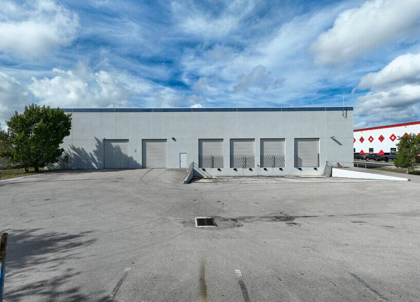 6150 Metro Plex Dr, Fort Myers, FL à louer - Photo du bâtiment - Image 2 de 5