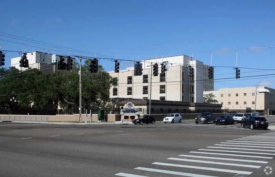 13000 Bruce B Downs Blvd, Tampa, FL à louer - Photo du bâtiment - Image 2 de 3