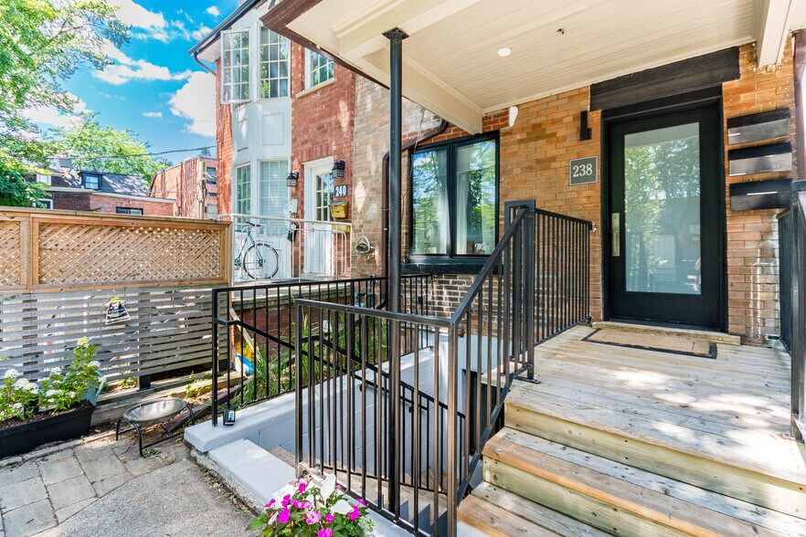 238 Garden Av, Toronto, ON à vendre - Photo du bâtiment - Image 2 de 40