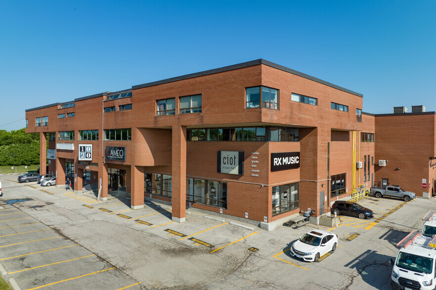 18 Dufflaw Rd, Toronto, ON à vendre - Photo principale - Image 1 de 1