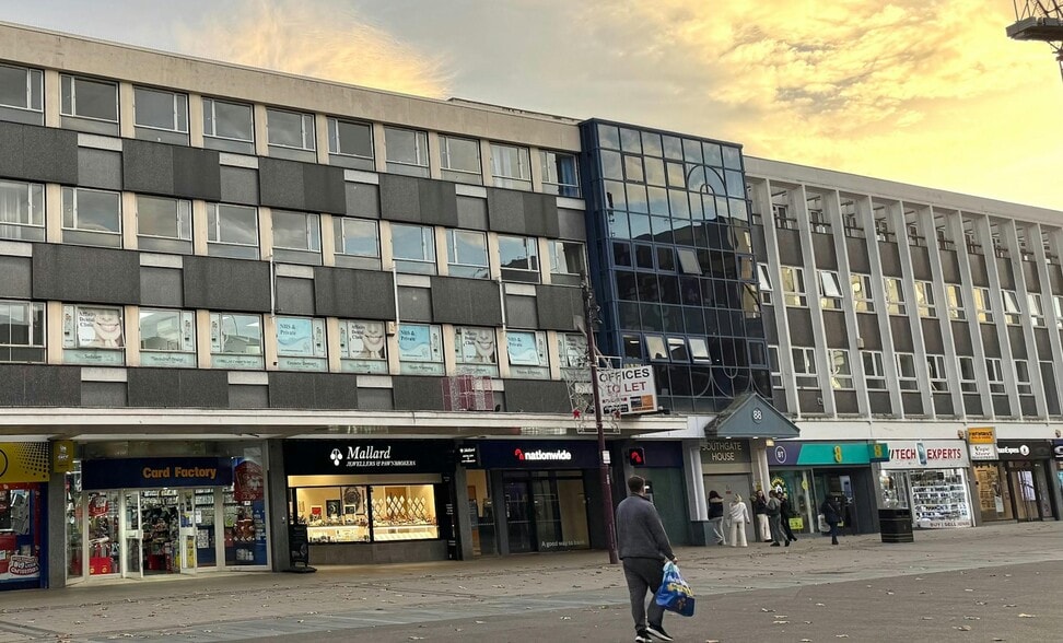 Town Sq, Basildon for lease - Building Photo - Image 2 of 9