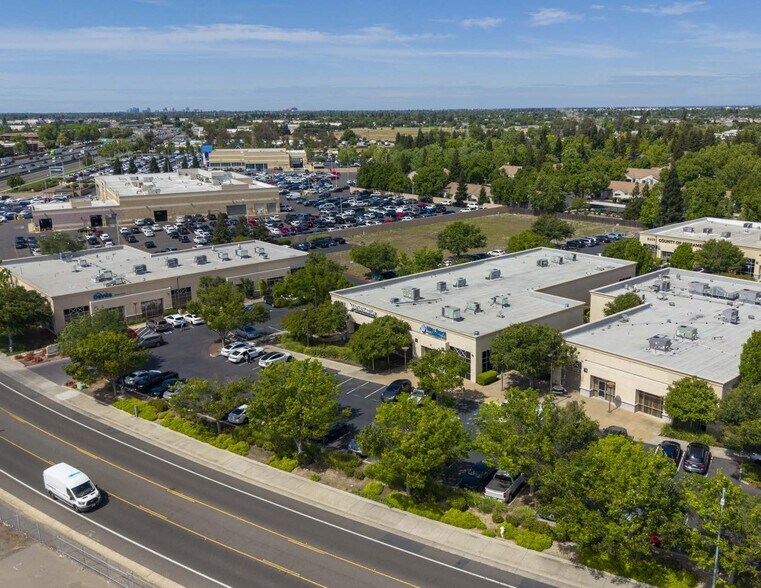 South Valley Centre portefeuille de 5 propriétés à vendre sur LoopNet.ca - Photo principale - Image 3 de 5