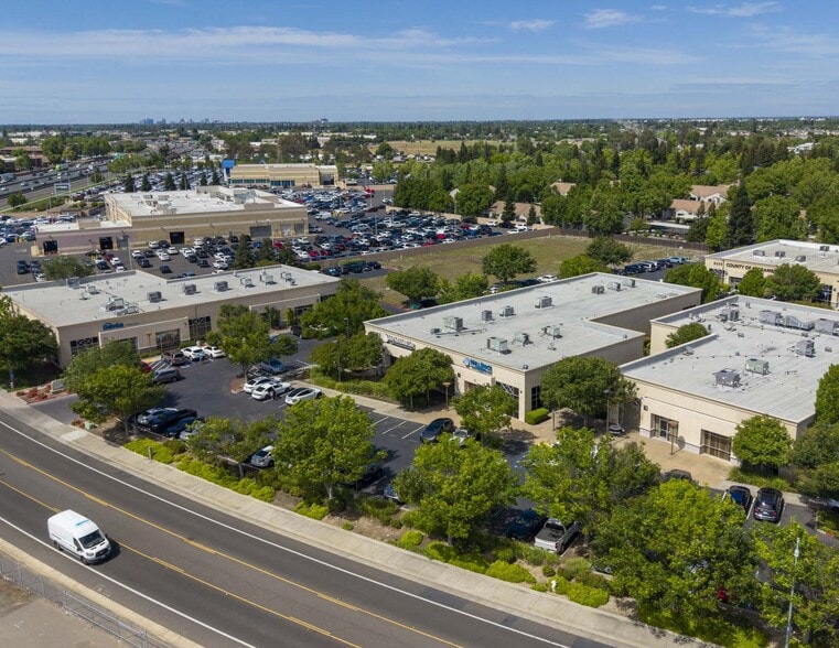 South Valley Centre portfolio of 5 properties for sale on LoopNet.ca - Primary Photo - Image 3 of 5