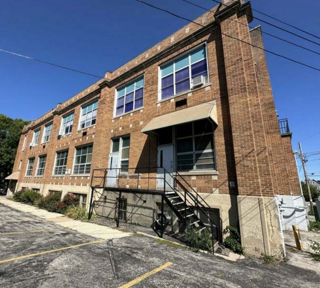 2570 S 19th St, Milwaukee, WI à vendre - Photo du bâtiment - Image 2 de 9