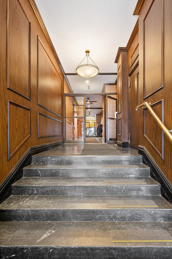 235 E 49th St, New York, NY 10017 - Unité Office B/C -  - Photo intérieure - Image 2 of 12