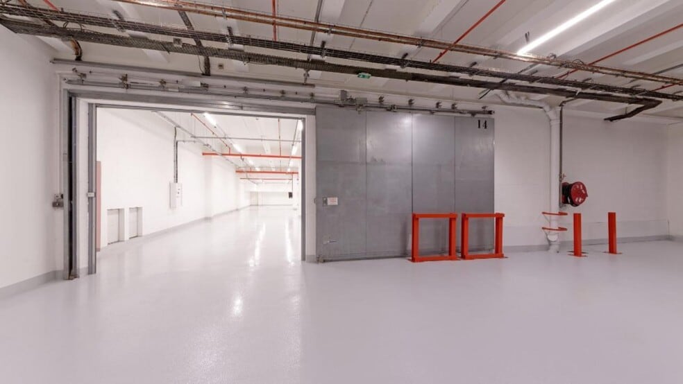 Industrial in Paris for lease - Building Photo - Image 3 of 16