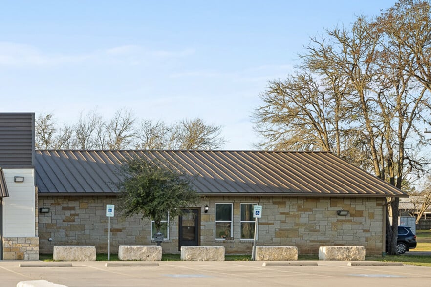 1417 W State Highway 71, La Grange, TX for lease - Primary Photo - Image 1 of 22