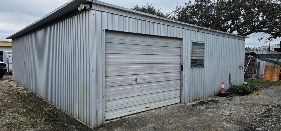 747 Barnett Dr, Lake Worth, FL for sale - Building Photo - Image 3 of 13