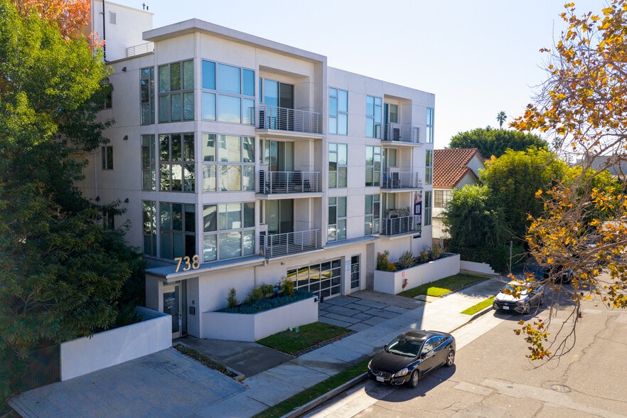 738 S Ogden Dr, Los Angeles, CA à vendre - Photo du bâtiment - Image 2 de 18