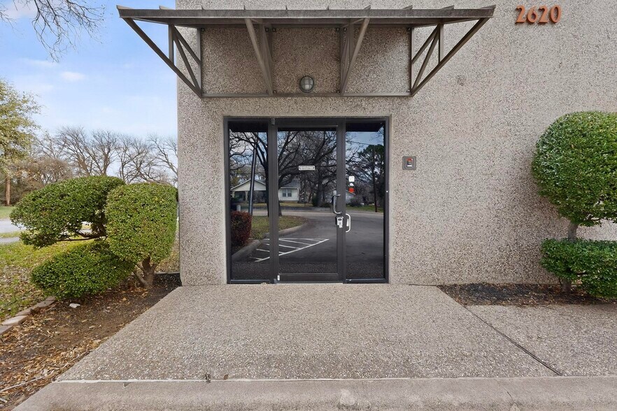 2620 Carson St, Haltom City, TX à louer - Photo du bâtiment - Image 3 de 27