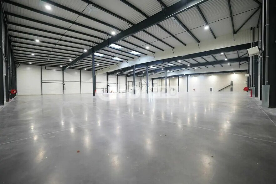 Flex in Saint-Laurent-de-Mure for lease - Interior Photo - Image 2 of 12