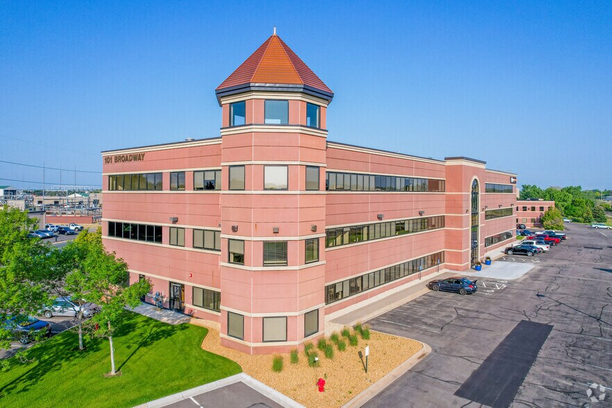 101 Broadway St W, Osseo, MN à louer - Photo du bâtiment - Image 3 de 20
